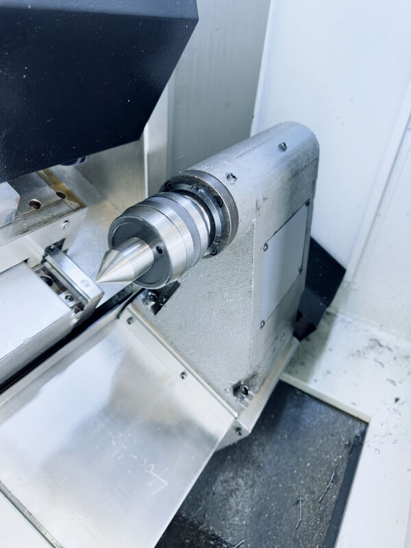 Cama inclinada CNC Torno horizontal 6000r/min 8 6 4 Estaciones de postes de herramientas Eje X Eje Z Eje centro de giro